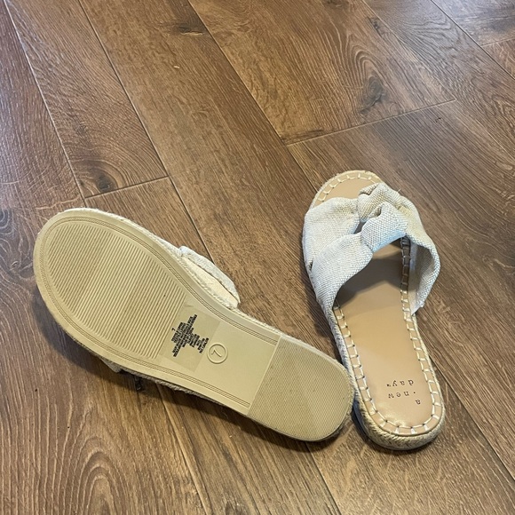 Miriam Sandal - Size 7 - Picture 2 of 7